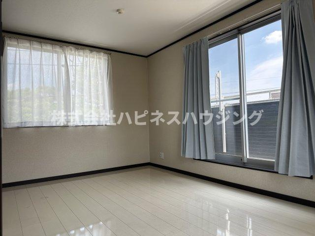 松戸市常盤平陣屋前貸家のバルコニー|広々とした洋室です
