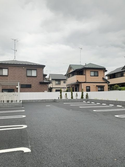 青梅市野上町２丁目の賃貸マンションの駐車場