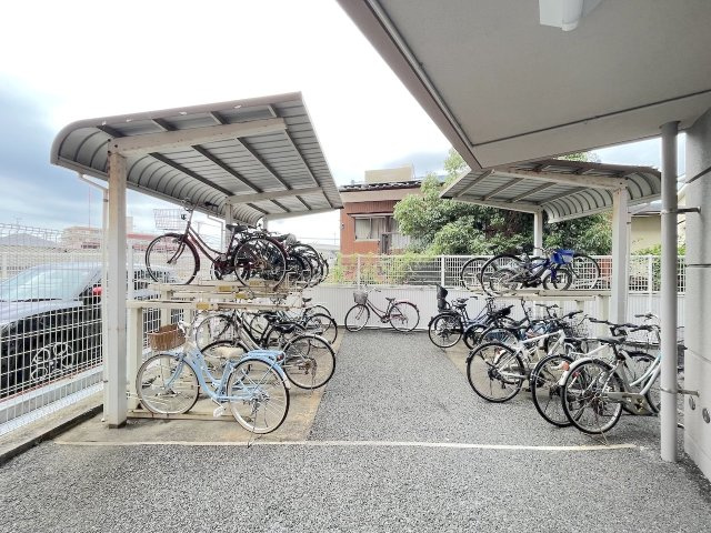 アクロス春日プレジールの駐輪場