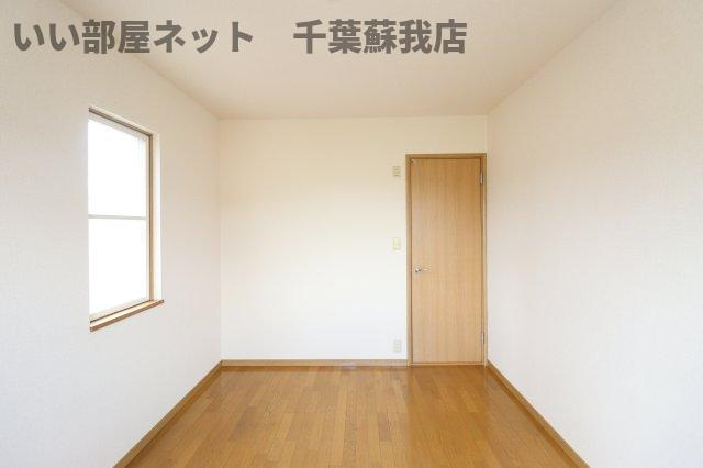 ＴフラットＢの寝室|広くて明るい寝室