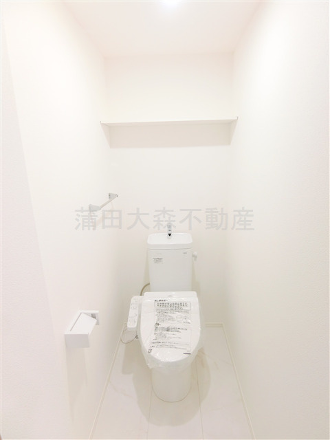 skye池上のトイレ|棚と温水洗浄便座付きのトイレ