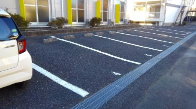 レオパレスネレイドⅡの駐車場