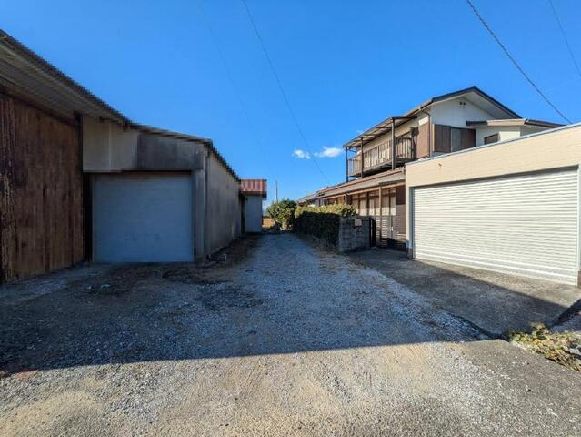 「のどかな暮らしができる4LDK」高知市春野町東諸木　中古一戸建ての前面道路含む現地写真|広々とした敷地で駐車スペースも確保。お車を複数台所有されているご家族にもおすすめです。