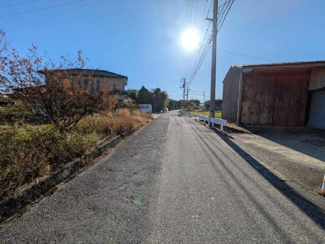 「のどかな暮らしができる4LDK」高知市春野町東諸木　中古一戸建ての前面道路含む現地写真|舗装された道路です