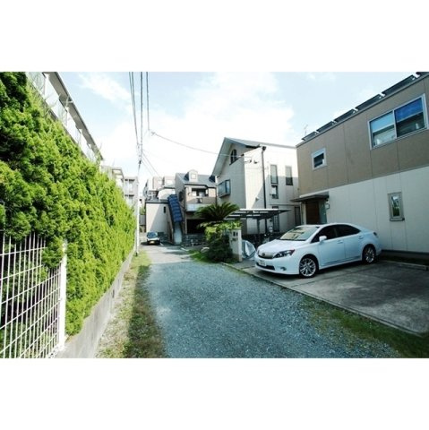 福岡市早良区城西２丁目のアパートの庭