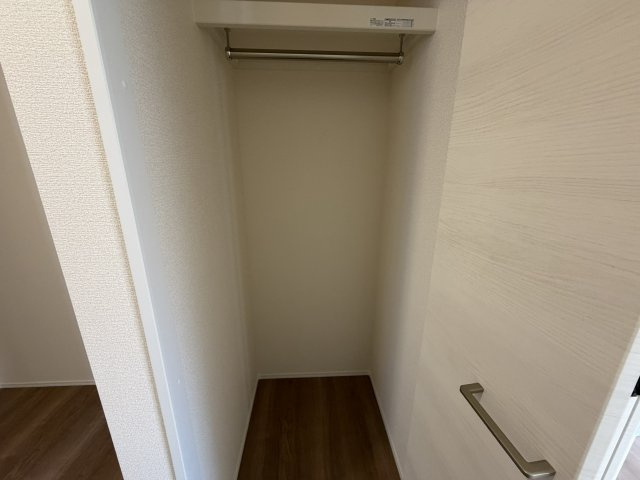 豊橋市芦原町字西上の新築一戸建の収納|ウォークインクローゼットのある住まいで収納上手な生活を実現！
たっぷり収納できますので、整理整頓もスムーズに居室空間を広々と使えます！