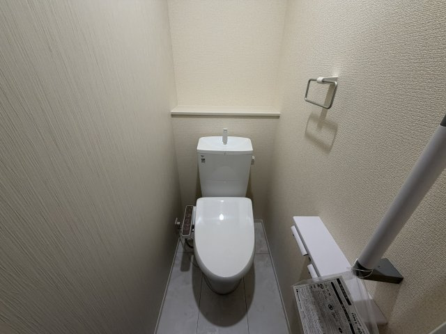 豊橋市芦原町字西上の新築一戸建のトイレ|ウォシュレット機能付きの温水洗浄便座を完備しております！寒い冬もヒヤリとすることなく快適にご使用いただけます！
