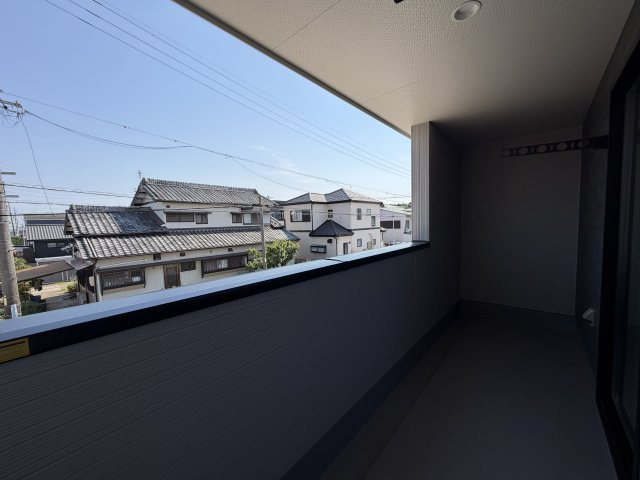 豊橋市芦原町字西上の新築一戸建のバルコニー|日当たりの良いバルコニーは、お布団や洗濯物もゆったり干すことができます！
