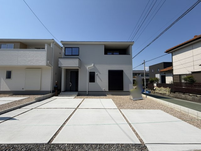 豊橋市芦原町字西上の新築一戸建の駐車場|広々とした駐車スペースを確保！並列2台駐車可能◎
