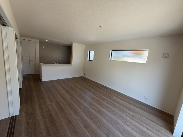 豊橋市芦原町字西上の新築一戸建の居間・リビング|家具の配置がしやすい長方形の間取りで、リビングとダイニングをバランスよく使い分けられます！無駄なスペースが出にくく、リビングの広さをしっかり活かせる使い勝手の良い空間です！
