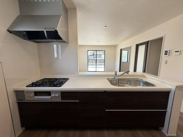 豊橋市芦原町字西上の新築一戸建のキッチン|流行りの対面式キッチンはお料理中も家族の様子をしっかり把握することができます! 3口コンロなのでお料理時間を短縮してくれます！
