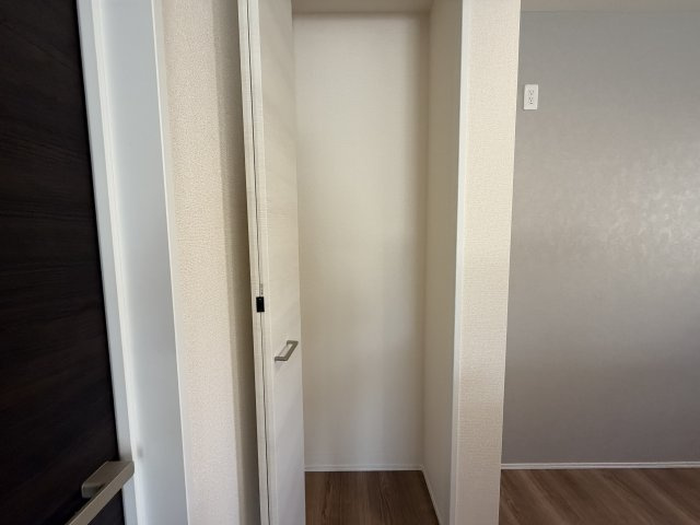 豊橋市芦原町字西上の新築一戸建の収納|キッチン横には便利なパントリーがあり、食材や日用品をまとめて収納できるためキッチンがすっきり片付きます！料理中でもすぐに取り出せるので、家事動線がスムーズになりとても便利です！