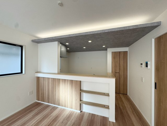  For.M Iーフォルムー小倉南区若園1丁目5期　【小倉南区　新築戸建て】の居間・リビング|コープ照明がお洒落で明るく開放的な空間♪【小倉南区　新築戸建て】 
