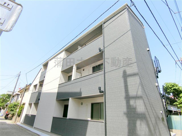 ベルエクラ蒲田Ⅱの外観|2018年5月築　木造地上3階建て総戸数11戸宅配BOX付人気賃貸アパート
京急空港線糀谷駅徒歩9分、大鳥居駅徒歩9分の東京都大田区西糀谷3丁目