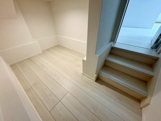 「広々4LDK」高知市瀬戸東町3丁目1号地　新築一戸建ての収納|階段下のデッドスペースを有効活用した収納空間。季節物や掃除用具の保管に便利で、お部屋をすっきり保てます。