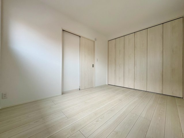 「広々4LDK」高知市瀬戸東町3丁目1号地　新築一戸建ての洋室|壁一面に大容量のクローゼットを完備した洋室。白を基調とした明るい空間で、お部屋を広くすっきり使えます。