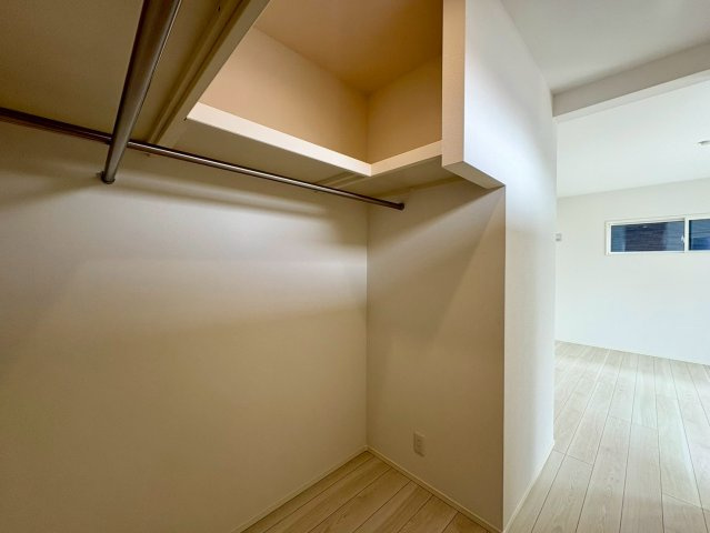 「広々4LDK」高知市瀬戸東町3丁目1号地　新築一戸建ての収納|主寝室から繋がる大容量のウォークインクローゼット。ハンガーパイプと枕棚付きで衣類や小物をすっきり収納。
