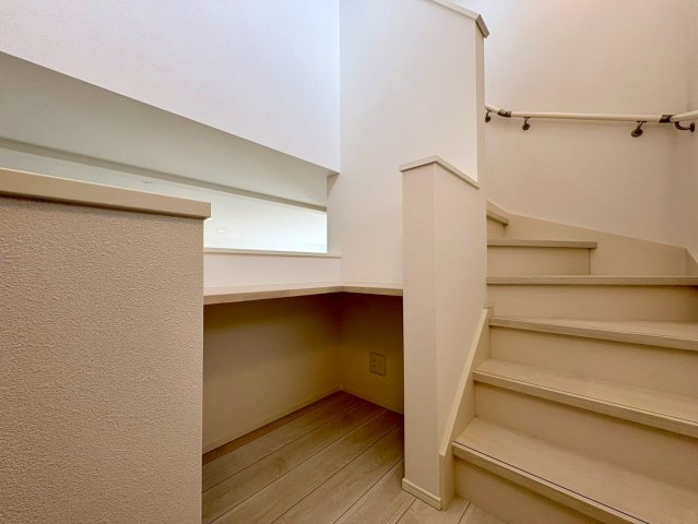 「広々4LDK」高知市瀬戸東町3丁目1号地　新築一戸建てのその他|階段の途中に設けられた秘密基地のようなスキップフロア。下部は掘り込み式の快適なワークスペースです。