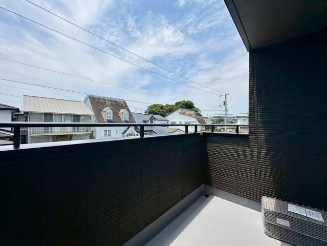 「広々4LDK」高知市瀬戸東町3丁目1号地　新築一戸建てのバルコニー|青空が広がる開放的なバルコニー。日当たり・通風良好で、毎日の洗濯物干しはもちろん気分転換にも最適です。