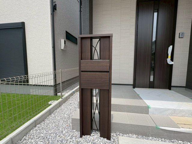 「広々4LDK」高知市瀬戸東町3丁目1号地　新築一戸建てのその他|不在時の荷物受け取りに便利な宅配ボックス。再配達の手間が省け、忙しいご家族に大変嬉しい設備です。