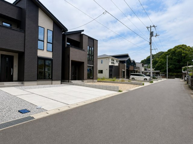 「広々4LDK」高知市瀬戸東町3丁目1号地　新築一戸建ての前面道路含む現地写真|前面道路は十分な広さがあり、駐車が苦手な方も安心。見通しが良く、お車の出し入れもスムーズです。