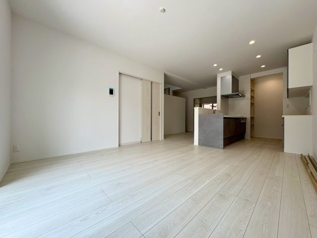 「広々4LDK」高知市瀬戸東町3丁目1号地　新築一戸建ての居間・リビング|白を基調とした明るく開放的なLDK。グレーのスタイリッシュな対面キッチンと、奥へと続く機能的な動線が魅力的☆