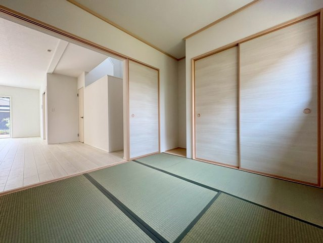 「広々4LDK」高知市瀬戸東町3丁目1号地　新築一戸建ての和室|LDKに隣接した開放的な和室。扉を開ければリビングと一体化する、ゲストルームや育児に便利な万能空間です。