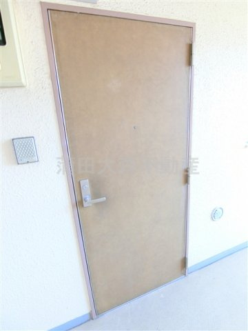 三桃マンションの玄関