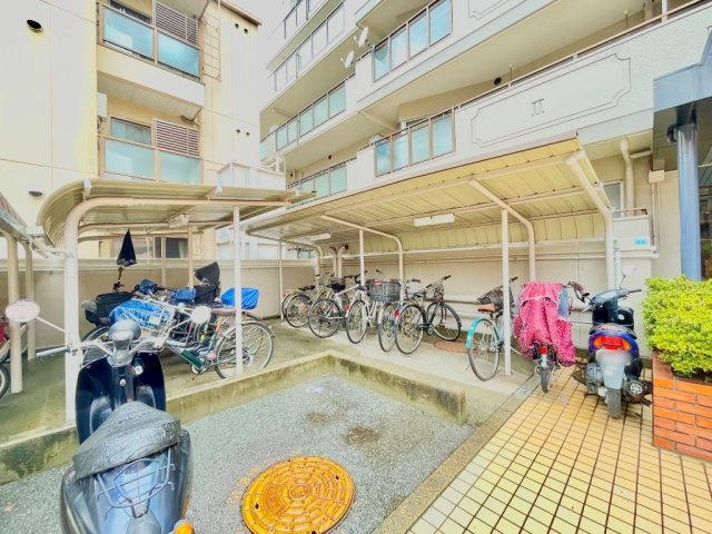 パラツィーナセシリア西宮2の駐輪場|屋根付き駐輪場なので、雨や日差しの影響を受けにくく、大切な自転車の保管にも便利です。