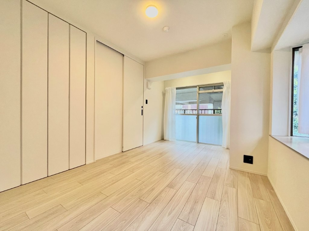 パラツィーナセシリア西宮2の洋室|約7.3帖の洋室です。全居室に収納がございますので、お部屋の広さを最大限に活用できます。