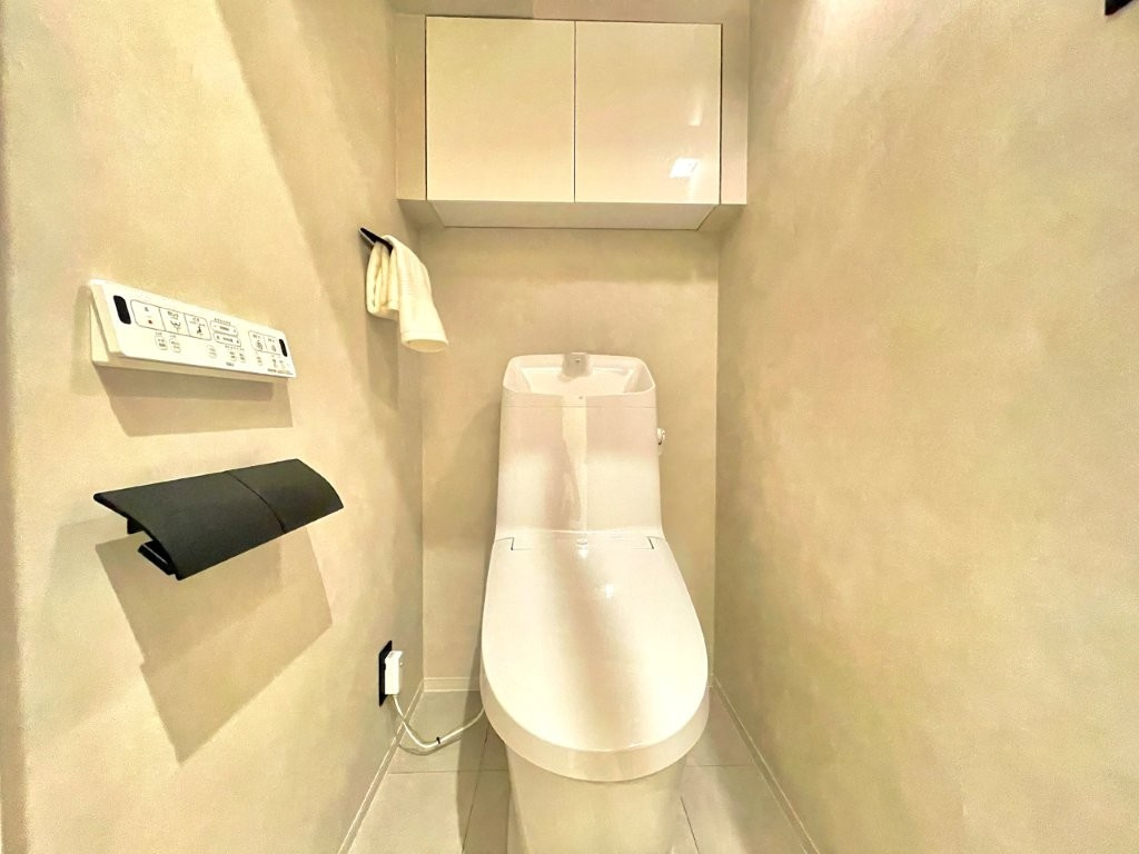 パラツィーナセシリア西宮2のトイレ|明るく清潔感溢れるトイレです。温水洗浄便座付きで、季節を問わずいつでも温かい便座をお使いいただけます。トイレットペーパーのストックや消耗品置き場などとしてお使いいただける吊戸棚がございます。