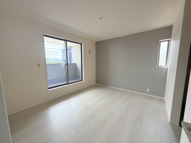リーブルガーデン半田市宮本町第2　5号棟の洋室|バルコニーに面した明るい居室。日中心地よい陽光が差し込み、心落ち着く安らぎのひと時を過ごせそうです♪大型のウォークインクローゼットで家具を最小限にできるため、お部屋をキレイに広く使うことができます
