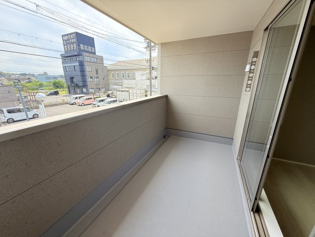 リーブルガーデン半田市宮本町第2　5号棟のバルコニー|2カ所のバルコニーはどちらも人気のインナーバルコニー。洗濯物を干した日の突然の雨でも安心です♪