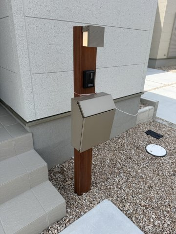 リーブルガーデン半田市宮本町第2　5号棟の玄関|ポスト