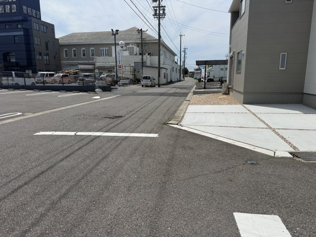 リーブルガーデン半田市宮本町第2　5号棟の前面道路含む現地写真|●○前面道路○●
南東角地！！６ｍの全面道路は車の出し入れもスムーズ♪
