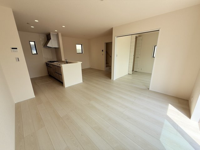 リーブルガーデン半田市宮本町第2　5号棟の居間・リビング|南側の大きな窓からたっぷりと陽光の入る17帖のリビング。4.5帖の洋室とつながり開放的な空間になります。明るく開放的な空間でゆったりとくつろぎの時間を過ごせます。