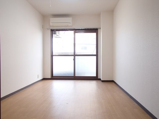 【洋室】 | ファインｋ2菱屋西 | 東向きで明るいですね！