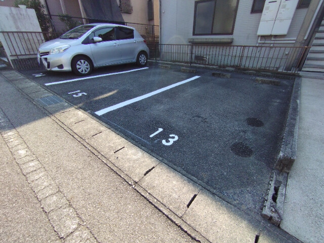 ジュネスＩＷＡＺＵⅠの駐車場