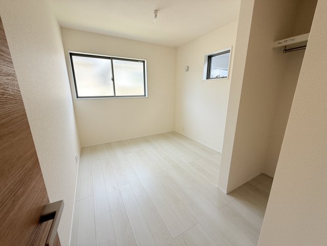 リーブルガーデン半田市宮本町第2　2号棟の洋室|2面の窓からの明るい光がさしこむ居室！！明るいお部屋で勉強や趣味がはかどります♪ウォークインクローゼット完備で収納豊富！！収納家具を減らして広くお部屋を使うことができます。
