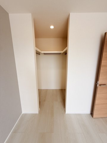 リーブルガーデン半田市宮本町第2　2号棟の収納|たっぷり収納可能なウォークインクローゼット♪大容量の収納は収納家具を減らしてくれます。お部屋を綺麗に広く使うことができ快適です。パイプハンガーだけでなく上段に棚もあるので整理整頓がしやすい♪