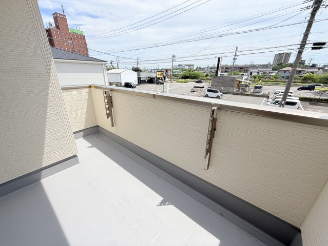 リーブルガーデン半田市宮本町第2　2号棟のバルコニー|南側バルコニーは明るい日差しで毎日の洗濯も快適♪