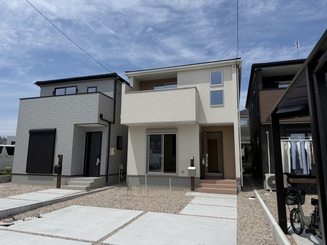 リーブルガーデン半田市宮本町第2　2号棟の駐車場|閑静な住宅街に馴染む落ち着いたモダンなデザイン☆カースペースには並列で2台の車を停めることができます。