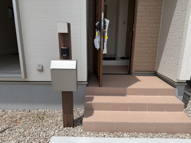 リーブルガーデン半田市宮本町第2　2号棟の玄関|セキュリティー対策付きの玄関ドアと玄関ポスト