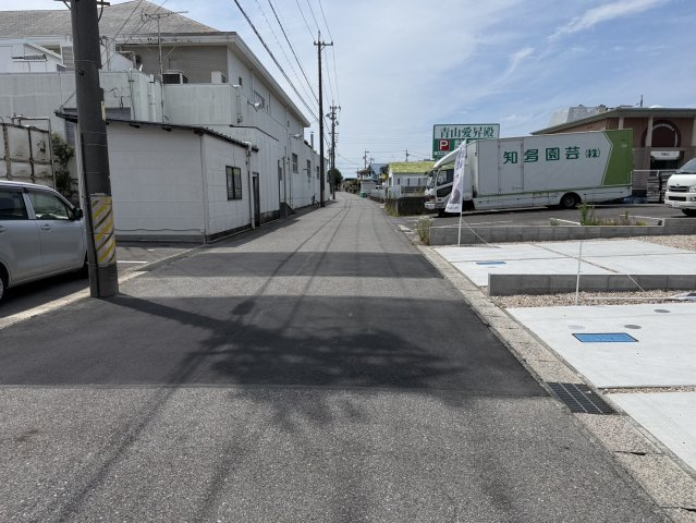 リーブルガーデン半田市宮本町第2　2号棟の前面道路含む現地写真|●○前面道路○●
6ｍの前面道路。ゆとりのある広さの道路で車の出し入れがスムーズです。