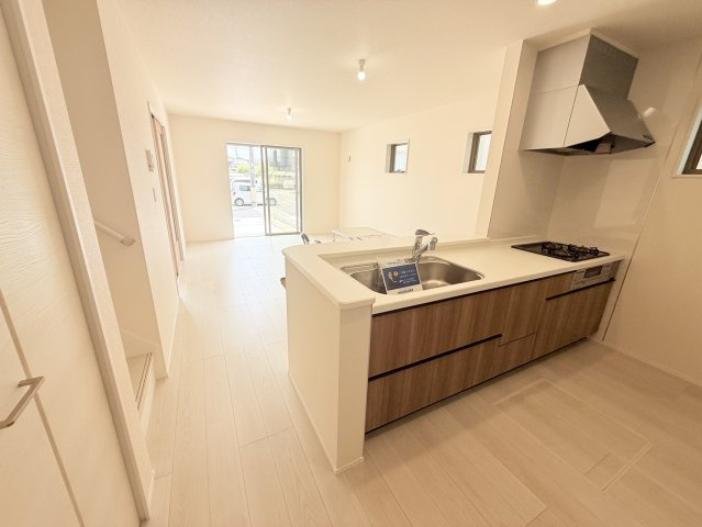 リーブルガーデン半田市宮本町第2　2号棟のキッチン|木目調の落ち着いたカラーの使いやすいシステムキッチン。お料理しながら会話弾む対面式キッチンは家族の温かい時間を演出！！