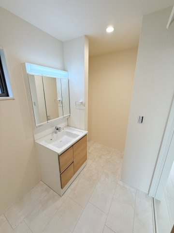 リーブルガーデン半田市宮本町第2　2号棟の独立洗面台|暮らしを快適に変える、シャワー付き洗面化粧台