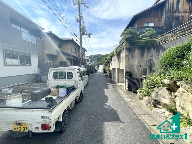 ★10(土)11(日)12(祝)現地見学可能！★大津市茶戸町　第1期　限定1邸の前面道路含む現地写真|周辺は閑静な住宅街！前面道路広々で車の出し入れも便利です。駐車が苦手な方でも安心して車庫入れできます！