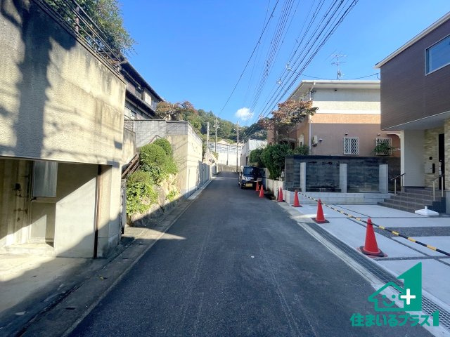 ★24(土)25(日)現地見学可能！★大津市茶戸町　第1期　限定1邸の前面道路含む現地写真|周辺は閑静な住宅街！前面道路広々で車の出し入れも便利です。駐車が苦手な方でも安心して車庫入れできます！