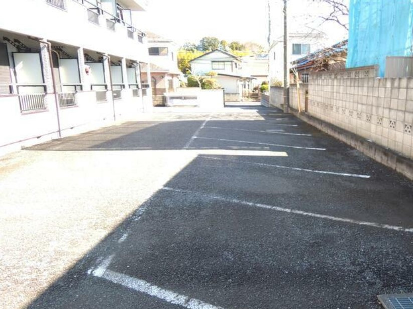 クレストヒルズの駐車場