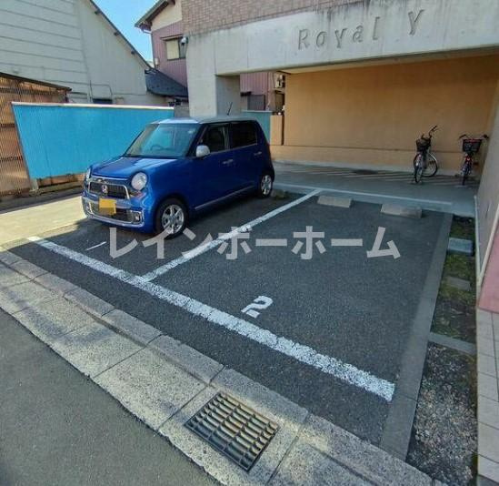ロイヤルY宮原の駐車場